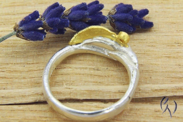 Schmaler Ring aus Silber mit Feingold und Brillant